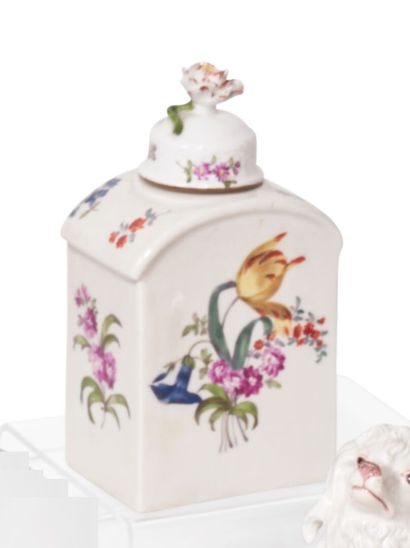 null Meissen
Boîte à thé et un couvercle en porcelaine à décor polychrome de fleurs,...