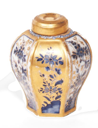 null Meissen 
Boîte à thé hexagonale couverte en porcelaine à décor en bleu de fleurs...