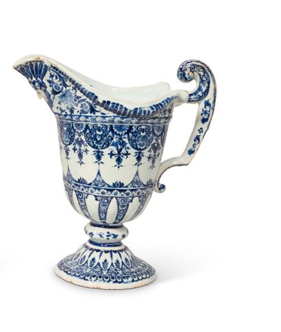 null Rouen
Ewer of shape helmet out of earthenware resting on a pedestal, the spout...