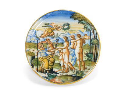 null Urbino
Coupe tazza sur piédouche en majolique à décor polychrome du jugement...