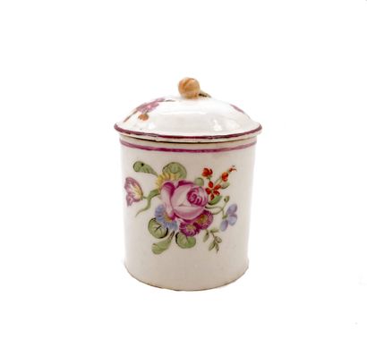null Vinovo
Pot à pommade couvert en porcelaine à décor polychrome de fleurs.
XVIIIe...