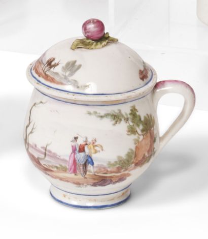 null Mennecy
Covered juice pot in soft porcelain with polychrome decoration of animated...