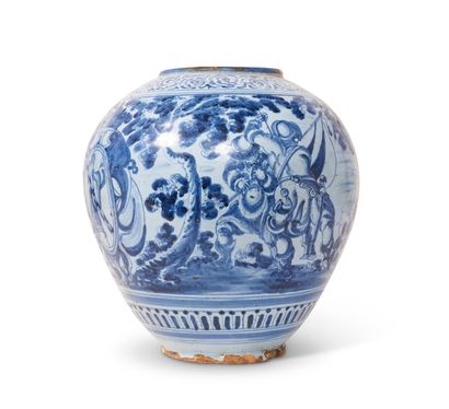 null Italie du Nord
Vase boule en majolique à décor en camaïeu bleu sur fond bleu...