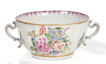 null Doccia
Round porcelain bowl with polychrome decoration of flowers and purple...