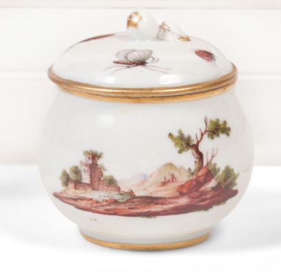 null Niderviller
Pot à jus couvert en porcelaine à décor polychrome de paysage animé...