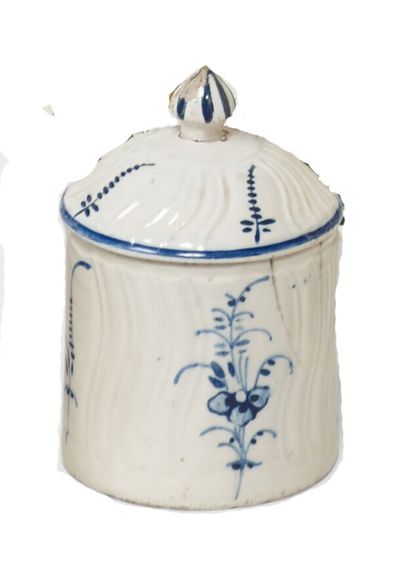 null Boch Luxembourg
Covered ointment pot in fine earthenware with blue camaïeu decoration...