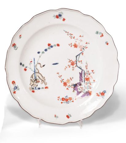 null Meissen
Assiette à bord contourné en porcelaine à décor polychrome dans le style...