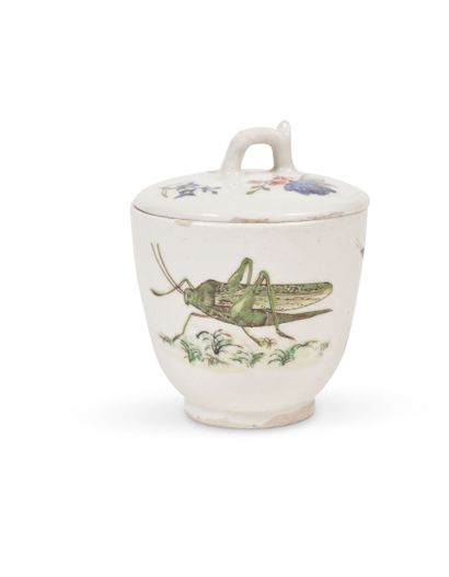 null Chelsea
Pot à sucre couvert en porcelaine à décor polychrome de fleurs, sauterelle...