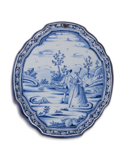 null Delft
Plaque ovale à bord contourné en faïence à décor en camaïeu bleu d'un...