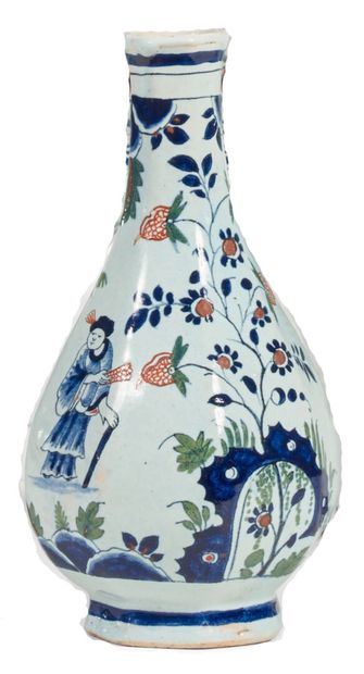 null Rouen
Petit vase en faïence en forme de bouteille piriforme à pans, à décor...