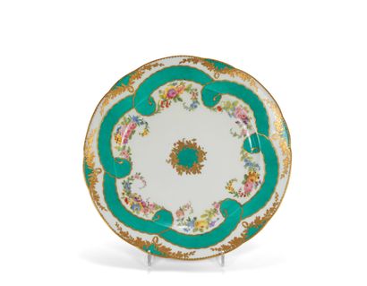 null Sèvres
Assiette en porcelaine tendre à décor de ruban vert et guirlandes de...