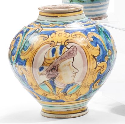 null Caltagirone (Sicile)
Vase boule en majolique à décor polychrome d'un portrait...