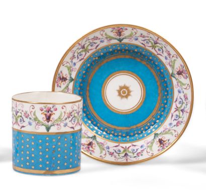 null Sèvres
Gobelet litron et sa soucoupe en porcelaine tendre de la deuxième grandeur...