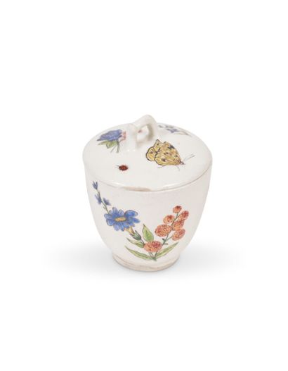 null Chelsea
Pot à sucre couvert en porcelaine à décor polychrome de fleurs, sauterelle...