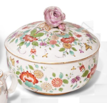null Meissen
Ecuelle ronde couverte en porcelaine à décor polychrome et or de fleurs...