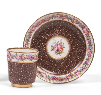 null Sevres
Hard porcelain cup and saucer with polychrome decoration of garlands...