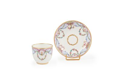 null Sèvres
Gobelet Bouillard et sa soucoupe en porcelaine tendre à décor polychrome...