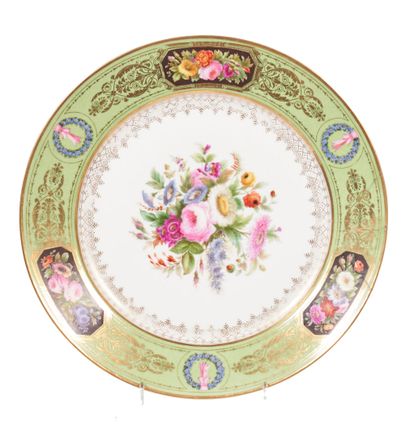 * Sèvres
Assiette en porcelaine à décor polychrome...