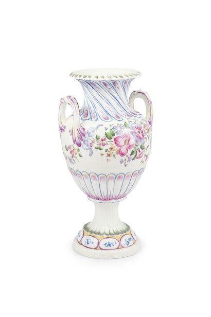 null Mennecy
Vase de forme balustre en porcelaine tendre à godrons tors sur le col...