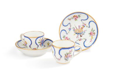 null Sèvres
Deux gobelets Bouillard et leur soucoupe en porcelaine tendre à décor...