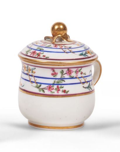 null Sèvres
Pot à jus couvert en porcelaine tendre à décor polychrome de fleurs et...