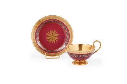 null Sèvres
Tasse à thé et sa soucoupe en porcelaine à décor en or et argent de frise...