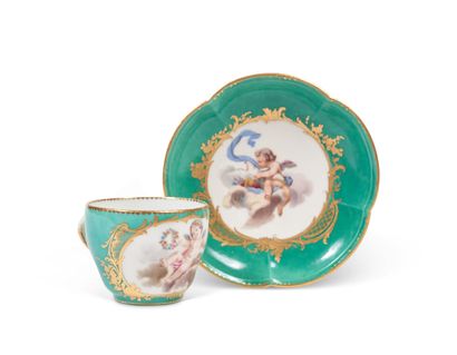 null Sèvres
Gobelet Hébert et une soucoupe lobée en porcelaine tendre à décor polychrome...