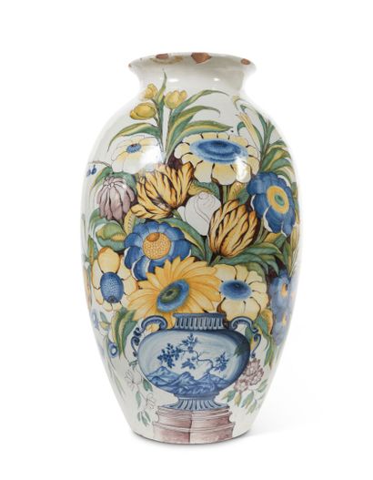 null Allemagne
Vase oblong en faïence à décor polychrome de larges bouquets de fleurs...