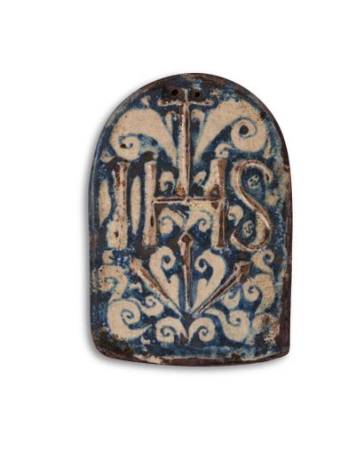null Spain
Small earthenware votive plate decorated in slight relief with the monogram...
