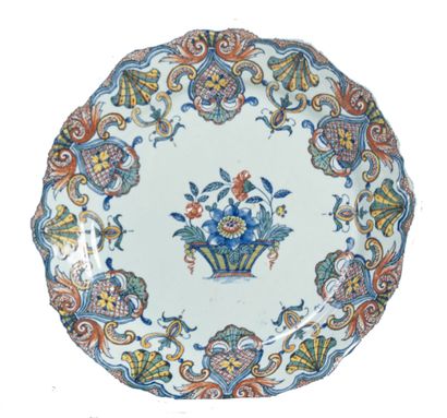 null Rouen
Earthenware plate with contoured edge with polychrome decoration in the...