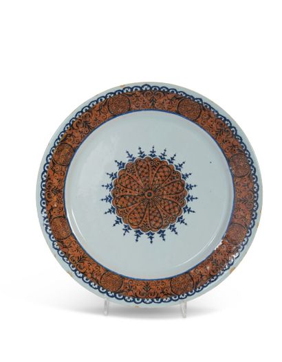 null Rouen
Earthenware plate decorated in the center with a poly-lobed rosette on...