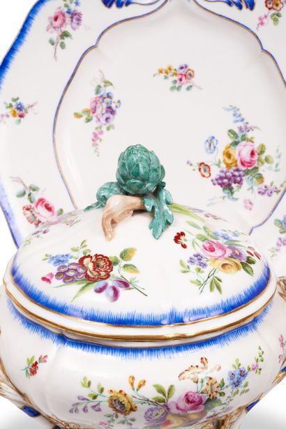 null Sevres
Round covered oval pot resting on four feet and oval tray in soft porcelain...