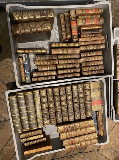 null TROIS MANNETTES comprenant un ensemble de livres reliés et brochés du XVIIIe...
