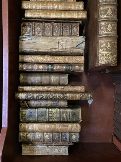null DEUX MANNETTES comprenant un ensemble de livres reliés et brochés du XVIIIe...