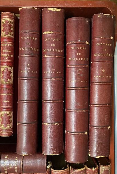 null DEUX MANNETTES comprenant un ensemble de livres reliés et brochés du XIXe et...