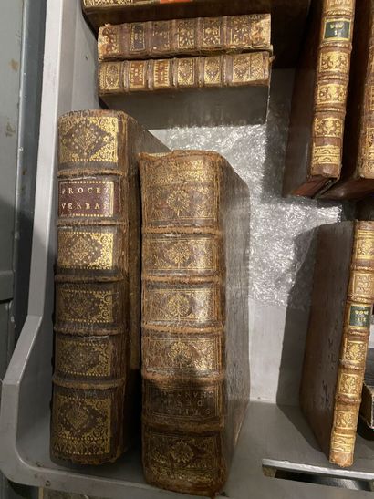 null TROIS MANNETTES comprenant un ensemble de livres reliés et brochés du XVIIIe...