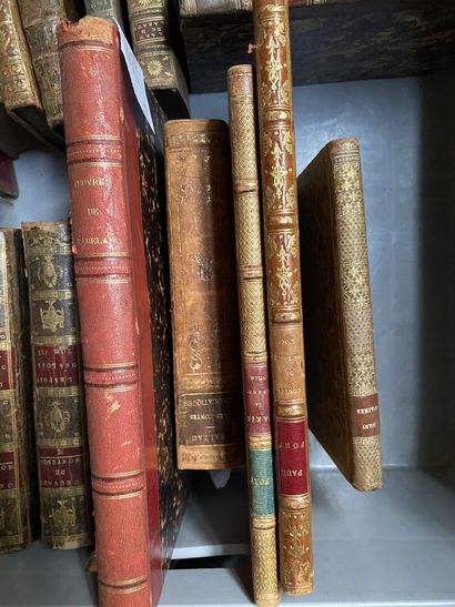 null DEUX MANNETTES comprenant un ensemble de livres reliés du XVIIIe et XIXe siècle...