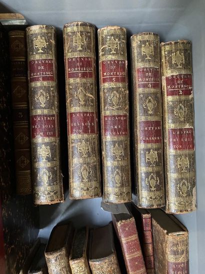 null DEUX MANNETTES comprenant un ensemble de livres reliés du XVIIIe et XIXe siècle...
