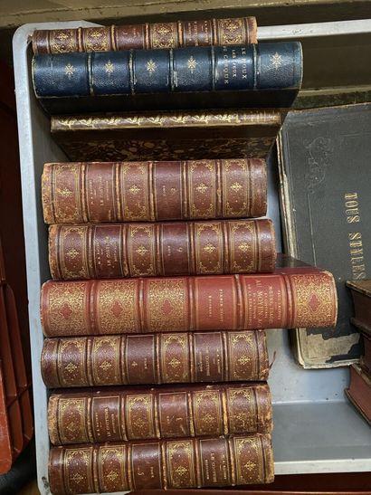 null DEUX MANNETTES comprenant un ensemble de livres reliés et brochés du XVIIIe...