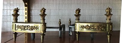 null ENSEMBLE DE CINQ PAIRES DE CHENETS : 
Paire de chenets en bronze doré à décor...