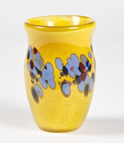 null V. DUCROU 

Vase en verre soufflé à col évasé à décor de pastilles bleues, rouges...