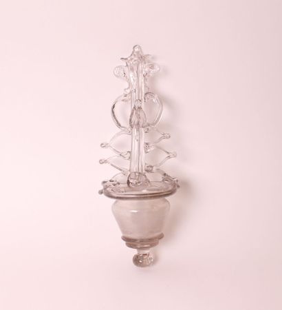 null Bénitier en verre soufflé incolore

Normandie, XVIIIe siècle

Haut. : 24 cm...