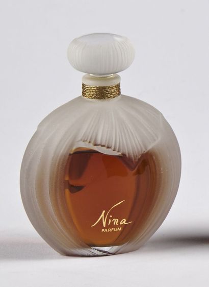 null CRISTAL LALIQUE

Flacon de parfum modèle « Nina » pour Nina Ricci. 

Épreuve...