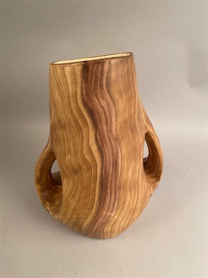 null VALLAURIS 

Vase à deux anses en céramique à décor émaillée à l'imitation du...