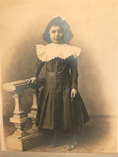 null SET of photographs including : 

- Portrait of a young girl

- School of Marseille...