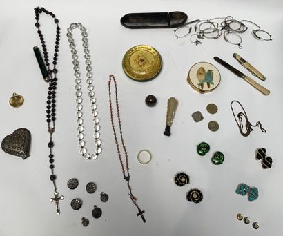 null Ensemble de bijoux fantaisie comprenant chapelets, boites, couteaux et lune...