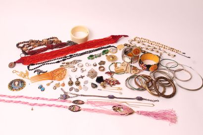 null Ensemble de bijoux fantaisie comprenant colliers, bagues, boucles d'oreille,...