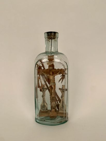 null Ex-voto en bouteille en verre renfermant une Crucifixion en bois.

XXe siècle

H....