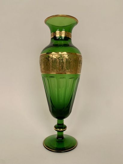 null KARLSBADE MOSER

Vase balustre en verre vert à décor en or de frises grecques.

République...