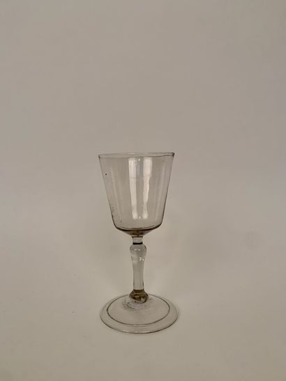 null Verre à jambe en verre soufflé incolore

XVIIIe siècle 

Haut. : 15, 2 cm



En...